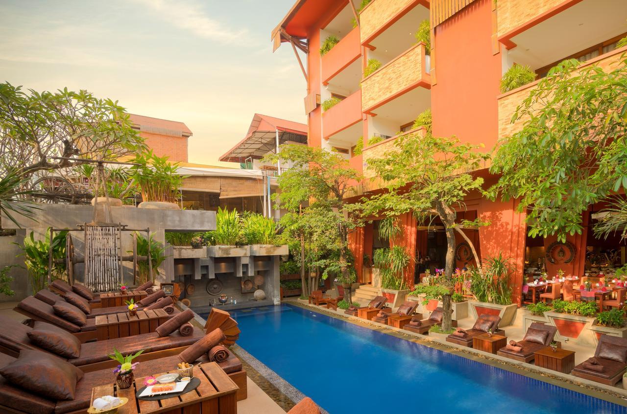 Golden Temple Residence Siem Reap Exteriér fotografie The pool at the hotel