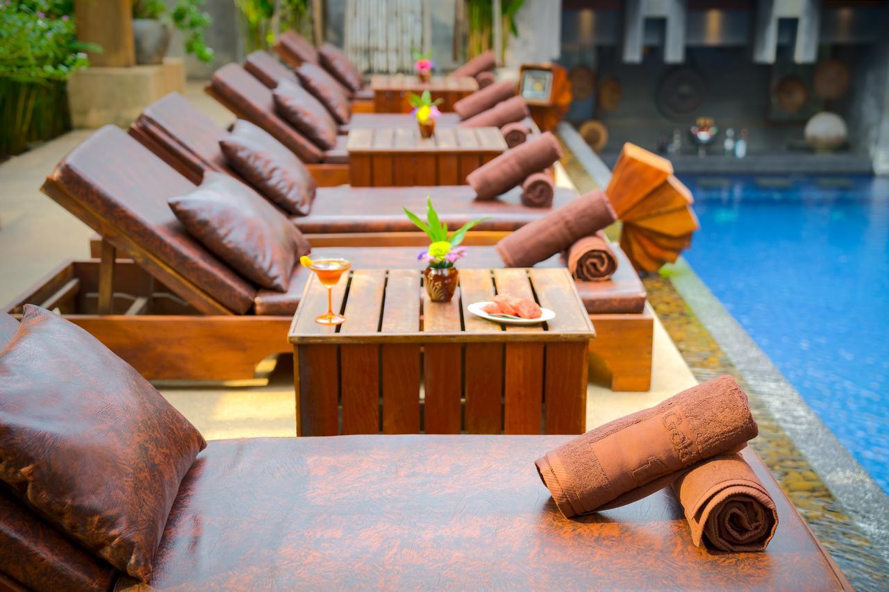 Golden Temple Residence Siem Reap Exteriér fotografie Poolside at the hotel