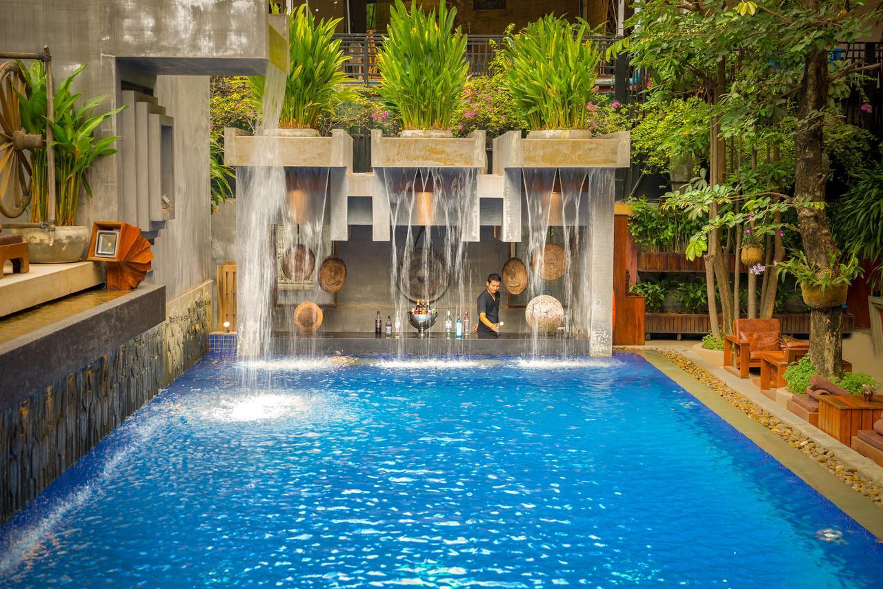 Golden Temple Residence Siem Reap Exteriér fotografie A swimming pool with a waterfall