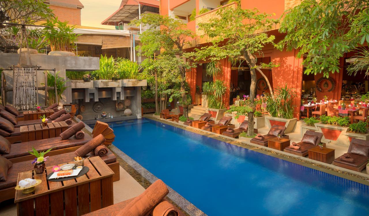 Golden Temple Residence Siem Reap Exteriér fotografie The swimming pool at the hotel
