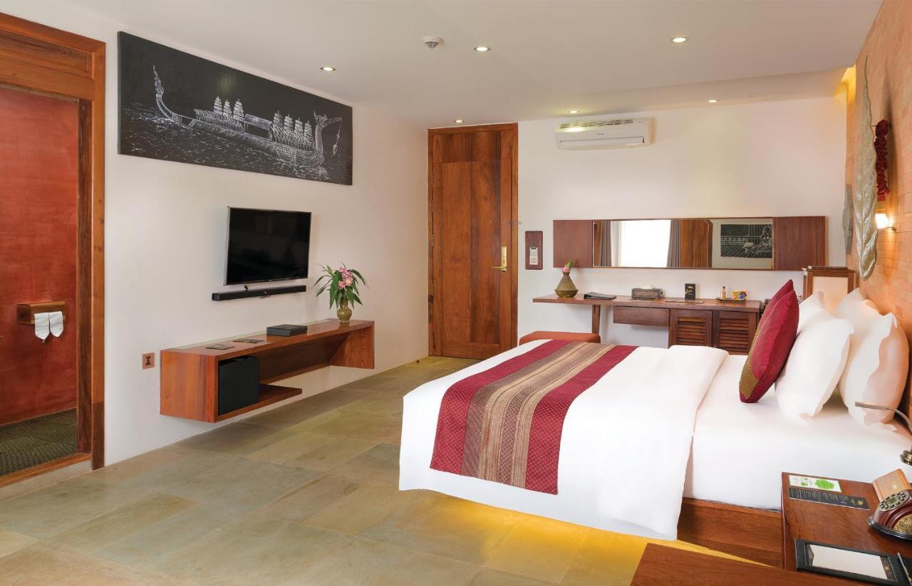 Golden Temple Residence Siem Reap Exteriér fotografie A bedroom at the Taj Bengal