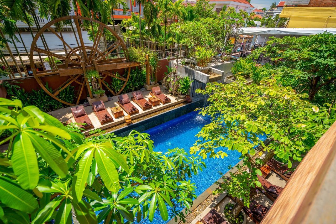 Golden Temple Residence Siem Reap Exteriér fotografie The swimming pool at the hotel